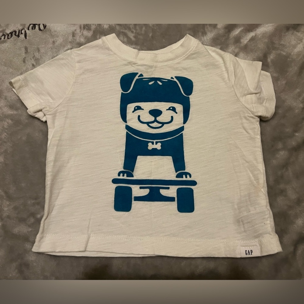 Baby GAP Dog on Skateboard T-Shirt in Size 12 to 18 Months